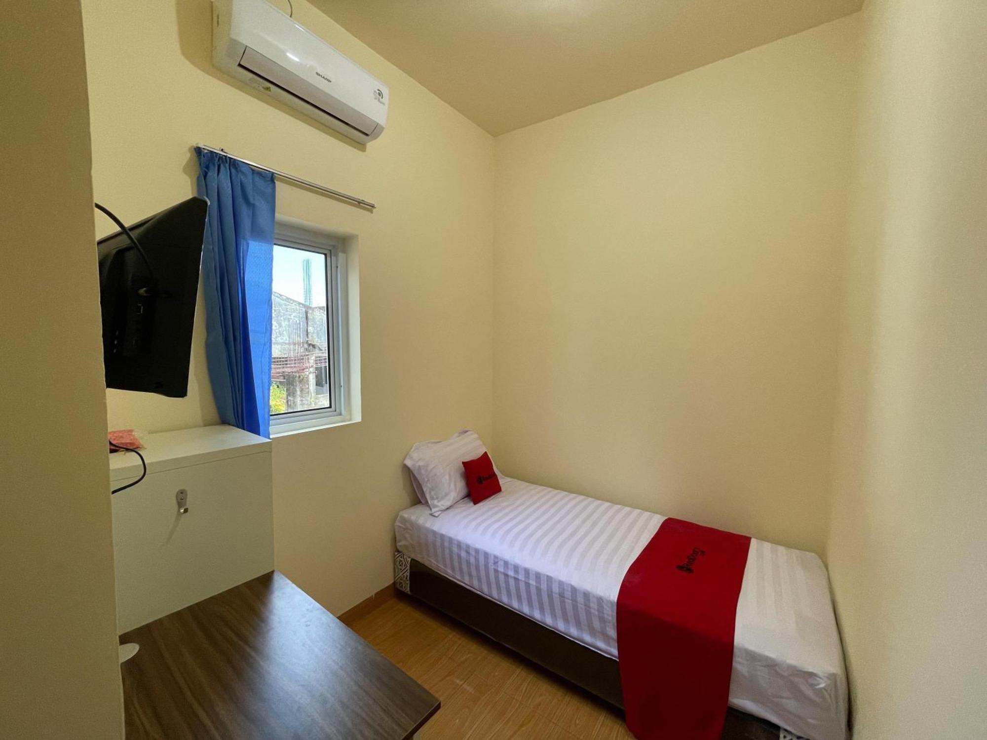 Hotel Reddoorz At Ramelau Near Ap Pettarani 2*